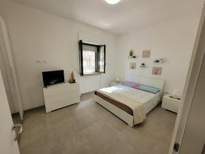 سرير أو أسرّة في غرفة في FRONTE PINETA MARE RIVABELLA