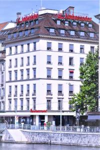 ذا امباسدور في جنيف: مبنى أبيض عليه لافتة