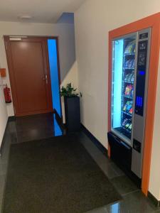 um corredor com uma máquina de venda automática num edifício em Loreley Hills Residence em Sankt Goarshausen