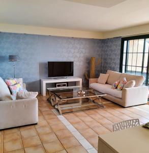 A television and/or entertainment centre at Atico con Impresionantes Vistas
