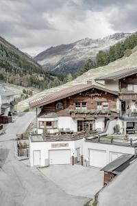 een huis met een garage voor een berg bij Das Apart Rauch Gurgl in Obergurgl