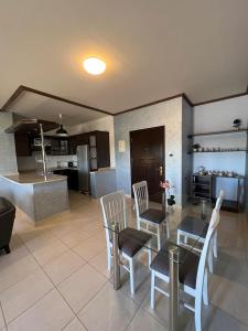 cocina y sala de estar con mesa y sillas en اجنحة مجمع القوافل الفندقيه en Tabuk