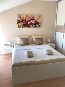 Posteľ alebo postele v izbe v ubytovaní Sunset View Apartment - Cozy Apartment with Stunning Panoramic View