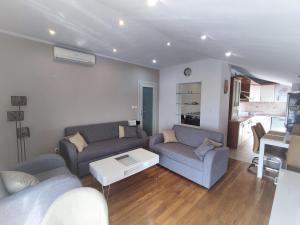 Posedenie v ubytovaní Sunset View Apartment - Cozy Apartment with Stunning Panoramic View