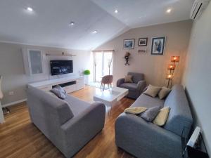 Posedenie v ubytovaní Sunset View Apartment - Cozy Apartment with Stunning Panoramic View