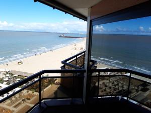 ブランケンベルヘにあるLarge beachstudio seaview Blankenberge near Bruggeのコンドミニアムのバルコニーからビーチの景色を望めます。