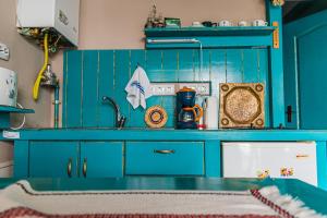 uma cozinha com armários azuis e um lavatório em Lucas 38 Apartments em Cluj-Napoca