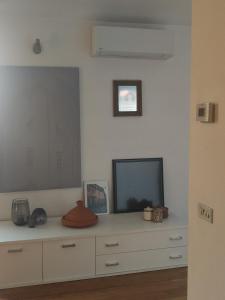 En tv och/eller ett underhållningssystem på Grande apartamento, centro di Asti