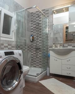 łazienka z prysznicem i pralką w obiekcie Αριστοτέλους Comfy Apt. w Salonikach