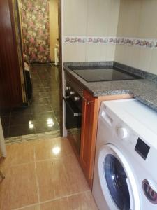 - un lave-linge et un sèche-linge dans une petite pièce dans l'établissement Olivais Metro 1, à Lisbonne