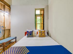 En eller flere senge i et værelse på OYO Homes 90987 Desa Wisata Gabugan Syariah