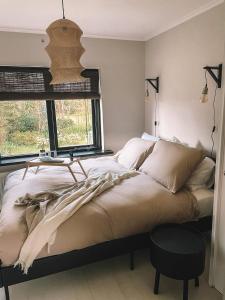 - une chambre avec un grand lit et une table dans l'établissement De Witte Handt, à Midsland