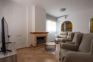 salon z kanapą i kominkiem w obiekcie Holiday beach Gran Alacant w mieście Santa Pola