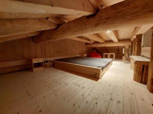 A bed or beds in a room at Ferienhaus - Chalet - Lechtraum