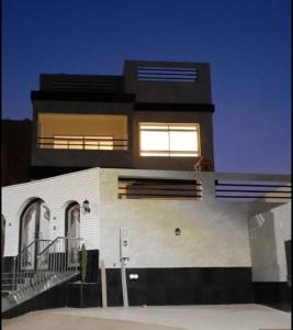 un gran edificio blanco con una ventana en la parte superior en فيلا الجبل, en Al Hada