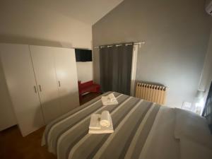 een slaapkamer met een bed met twee dozen erop bij Casa Bellodi in Novi di Modena