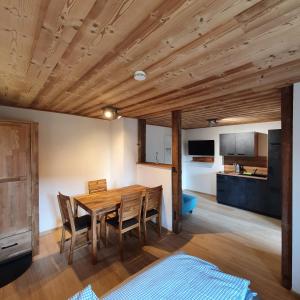 a kitchen and dining room with a wooden table and chairs at Alte Backstube - Ferienwohnung Hüttenstube und Ferienzimmer Auszeit in Erkenbrechtsweiler