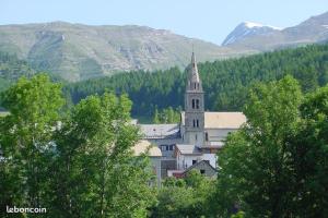 Saint-Michel-de-Chaillol的住宿－Belle villa calme à la montagne，相簿中的一張相片