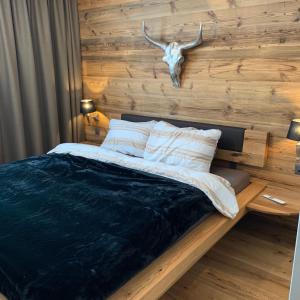 En eller flere senge i et værelse på WEF 2025 Ferienwohnung, 1min von Kongresshaus