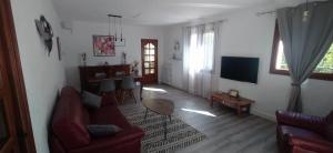 sala de estar con sofá y TV en LA CASA, en Cagnes-sur-Mer