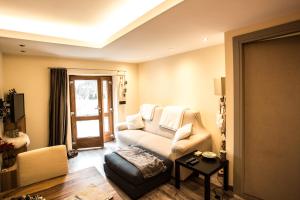 a living room with a couch and a chair at Esprit Carrel in Valtournenche