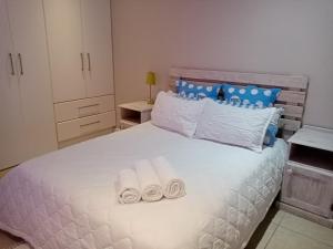 Postel nebo postele na pokoji v ubytování Uyolo Guest Logde