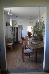 ein Esszimmer mit einem Holztisch und Stühlen in der Unterkunft La Tinaia del Glicine in Pratolino