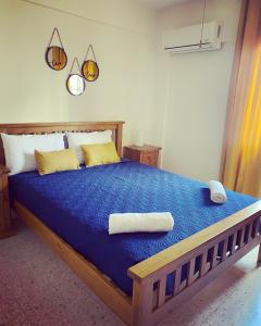 1 dormitorio con 1 cama con sábanas azules y almohadas amarillas en Diamond Apartment with stunning sea view, en Pafos