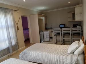 Postel nebo postele na pokoji v ubytování Uyolo Guest Logde