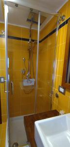 W łazience znajduje się prysznic i umywalka. w obiekcie Casa di Nonno w mieście Isernia