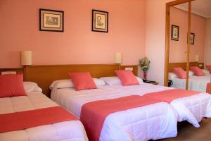 Postel nebo postele na pokoji v ubytování Hotel Helmántico