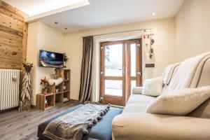 a living room with a couch and a tv at Esprit Carrel in Valtournenche