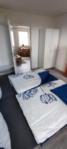 2 camas individuales en una habitación con mesa en FeWo Lieblingshof, en Lieblingshof