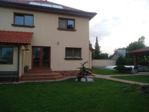una casa con un cortile con erba verde di DoMo apartment a Středokluky