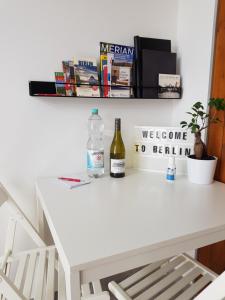 einen weißen Tisch mit zwei Flaschen Wein drauf in der Unterkunft Grüne Stadtrandidylle - 22 min bis Potsdamer Platz in Berlin