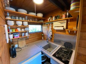 Kuchnia lub aneks kuchenny w obiekcie Seehütte Neusiedlersee Robinsonhütte