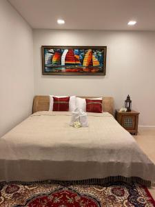 Un dormitorio con una cama con un cuadro en la pared. en Baan Marakesh Hua Hin, en Hua Hin