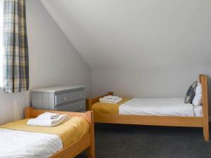um quarto com duas camas e uma cómoda em Rural 3 Bedroom house, Newport - The Lifeboat em Porchfield