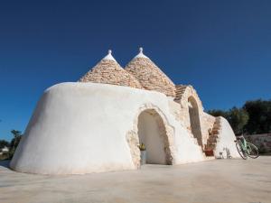 a small white building with a roof at white moon holiday home in Ostuni