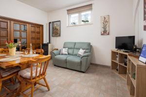 Televízia a/alebo spoločenská miestnosť v ubytovaní Apartment Kaja