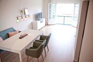 a dining room with a white table and chairs at Ferienwohnung Frieda in Scharbeutz