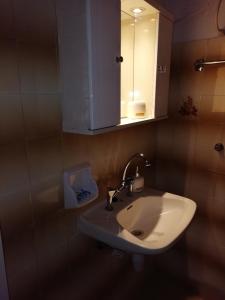 Ένα μπάνιο στο Traditional House with Loft -Michalis' House in Kouramades-