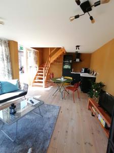 uma sala de estar com um sofá e uma mesa em B&B Leybeeckhof em Holsbeek