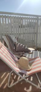 un sombrero sentado en una silla de playa con una toalla en Solar da Cotovia, en Albufeira