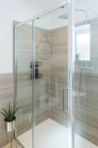 baño con cabina de ducha de cristal con planta en Cherry Tree Lodge, en Anstey