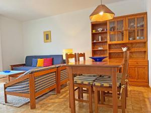 ein Wohnzimmer mit einem Tisch und einem Sofa in der Unterkunft Alamar T1 Altura Beach in Altura