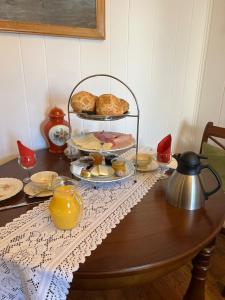 海德的住宿－Gästehaus Geli，一张桌子,上面放着一个食品和面包盘