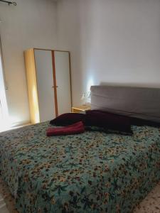 um quarto com uma cama com um edredão verde em Finestra sul mare em Palizzi