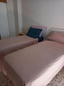 Finestra sul mare في Palizzi: سريرين يجلسون بجانب بعض في غرفة النوم