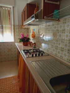 uma cozinha com um fogão e uma bancada em Finestra sul mare em Palizzi